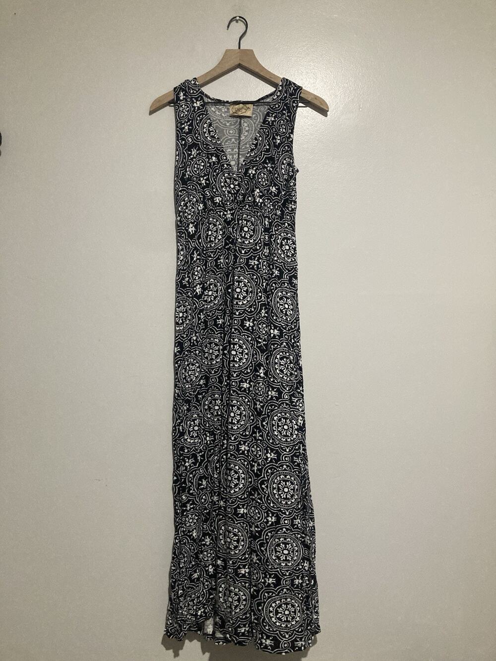 DejaVu Sleeveless Maxi Dress Black White Medallion Print Boho V-Neck Size S